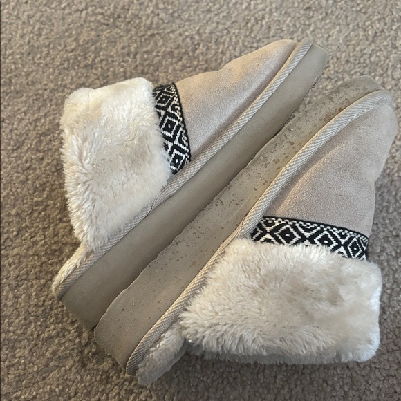 Minnetonka Slippers size 6 - Picture 4 of 7